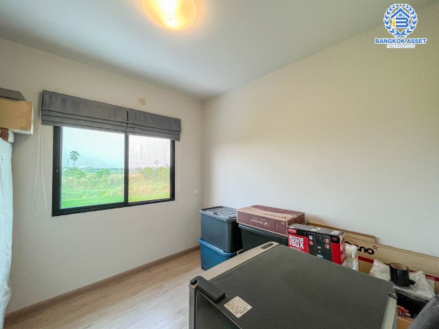 ทาวน์เฮ้าส์มือสองย่านนนทบุรี โครงการ เปี่ยมสุข S-Gate แจ้งวัฒนะ-กาญจนาภิเษก เนื้อที่มากถึงเกือบ 28 ตร.ว. ฟังก์ชัน 3 ห้องนอน 2 ห้องน้ำ 2 ที่จอดรถ บนทำเลเดินทางสะดวก เชื่อมต่อถ.กาญจนาภิเษก, ถ.ราชพฤกษ์, ถ.345 ใกล้รถไฟฟ้าสายสีม่วง "สถานีคลองบางไผ่" และทางด่วน "กาณจนาภิเษก"